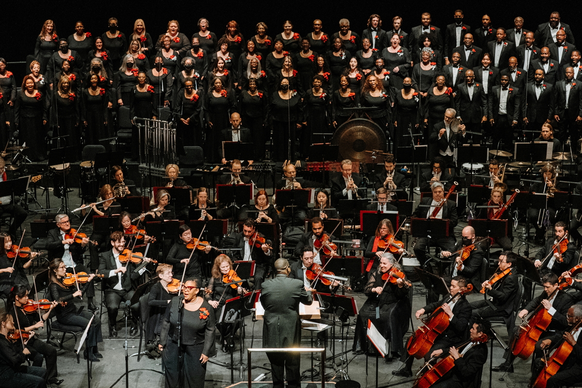 Kevin McBeth conducts the IN UNISON Chorus and the SLSO. Photo by Virginia Harold. 