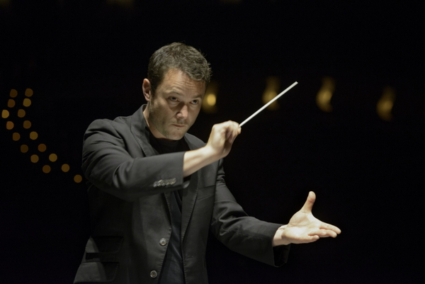 Matthew Halls conducting