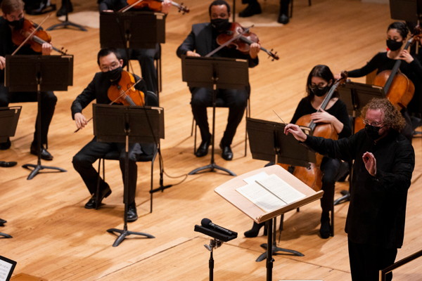 Stéphane Denève conducts the physically-distanced SLSO. Photo by Dilip Vishwanat Stéphane Denève conducts the physically-distanced SLSO. Photo by Dilip Vishwanat